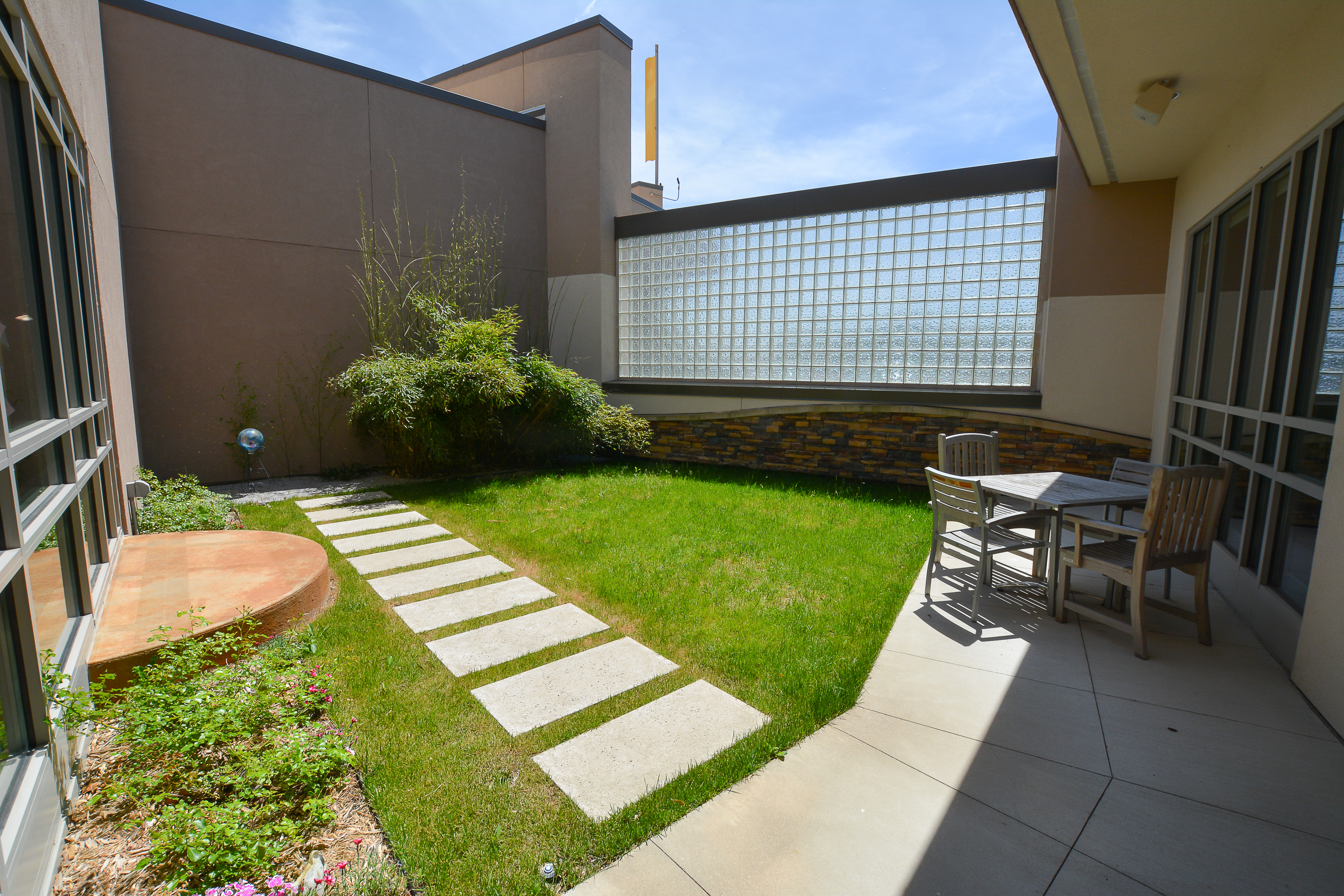 REFLECT is the smaller of our two courtyards. Enjoy casual seating for lunch, or reading. This courtyard is located adjacent to, and accessible from, DISCOVER.