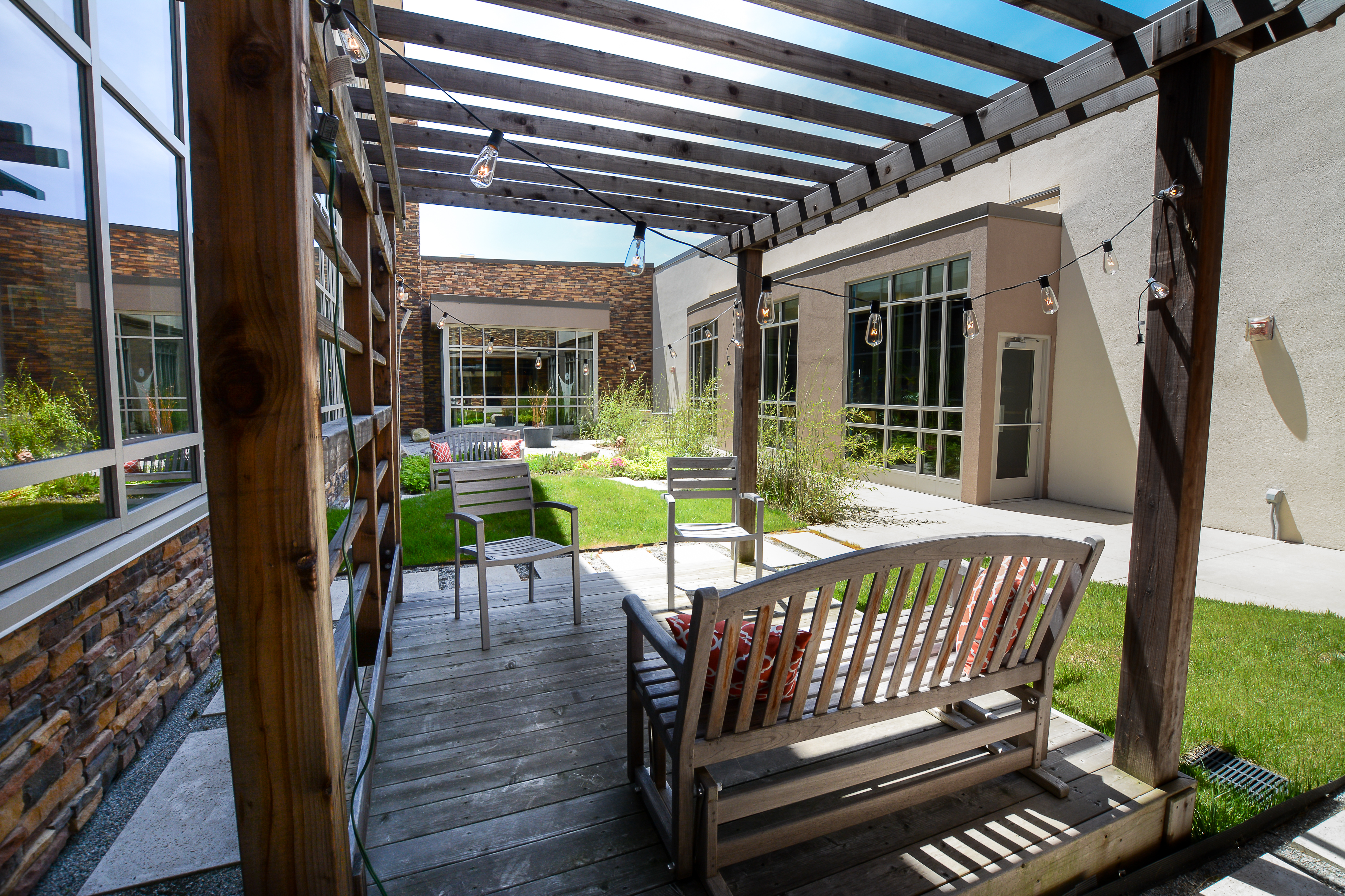 PONDER is the largest of our two courtyards. Enjoy casual seating and conversation under the pergola or lunch at our bistro tables.